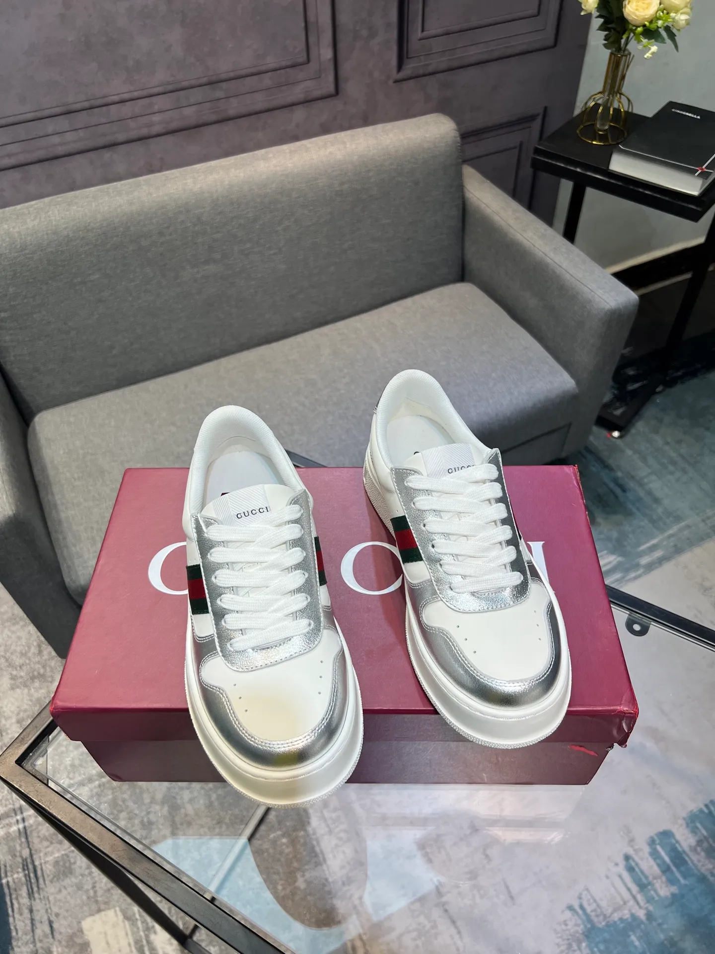 Men's men's shoes💰640 Gucci counter's latest couple's biscuit shoes‼ ️ 👑Purchasing agent level Gucci’s latest IP lightweight thick-soled white shoes can be put on your feet in seconds**4CM! ! Simple, easy to match and full of retro charm ~ the latest anti-counterfeiting cloth label on the tongue. And with electronic chip anti-counterfeiting.   The upper is made of imported environmentally friendly water-dyed calfskin, with a +1:1 fly-woven mesh surface to absorb sweat and an inner lining! Fly-knitted leather molded latex insole. Original IP lightweight outsole, one-piece injection molding, super comfortable and elastic, size: female 35-40 (female 41 customized) male 39-44 (male 38.45 46 customized)